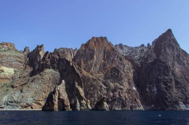 Mavi gökyüzü ve bulutlu dağ manzarası