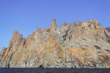 Mavi gökyüzü ve bulutlu dağ manzarası