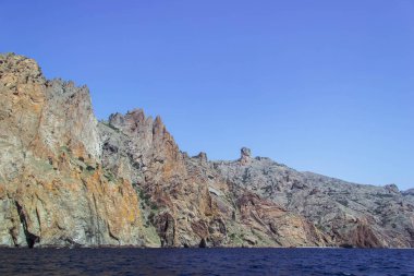 Mavi gökyüzü ve bulutlu dağ manzarası