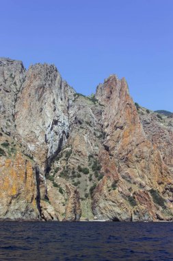 Mavi gökyüzü ve bulutlu dağ manzarası