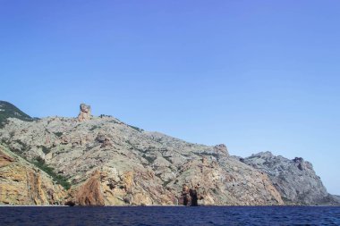 Mavi gökyüzü ve bulutlu dağ manzarası