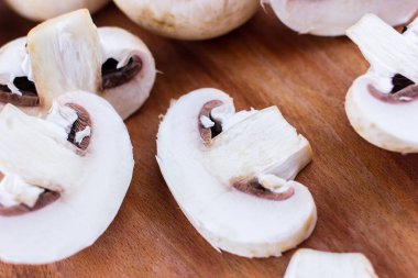 Kesme tahtasında dilimlenmiş mantarlar.