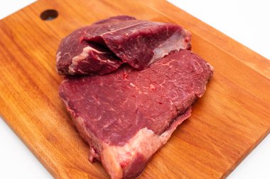 Kesme tahtasındaki çiğ et