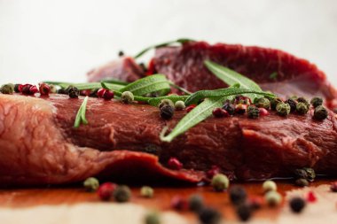 Sebzeli biftek, biberiyeli ve biberiyeli, yakın plan.