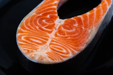 Siyah tabakta çiğ somon bifteği