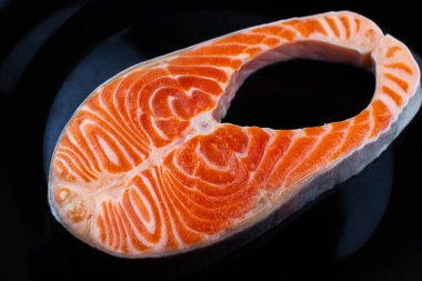 Siyah tabakta çiğ somon bifteği