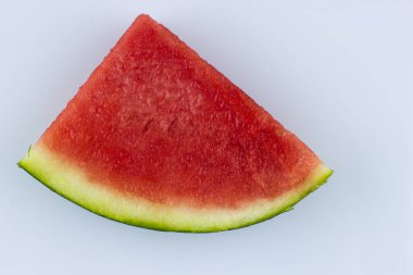  Beyaz arka planda tohumsuz karpuz dilimi