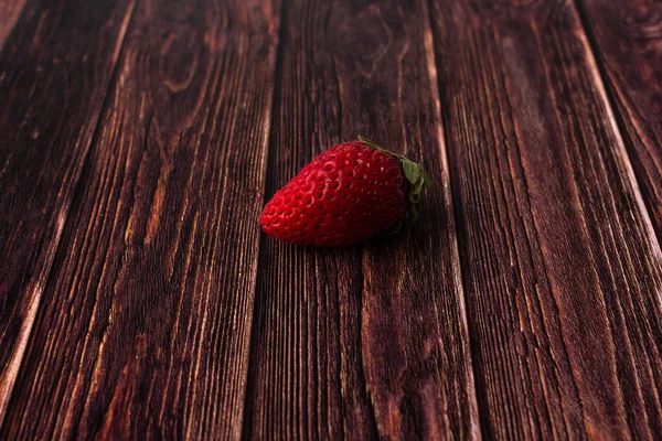 Verse Aardbeien Een Houten Tafel Close — Stockfoto