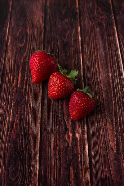 Verse Aardbeien Een Houten Tafel Close — Stockfoto