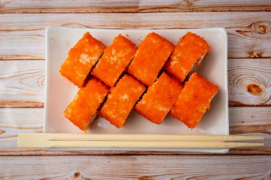 Krem peynirli ve somonlu suşi.