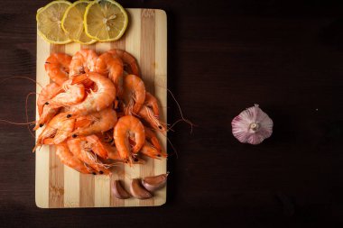 Limon ve sarımsak karanfilli doğranmış karides.