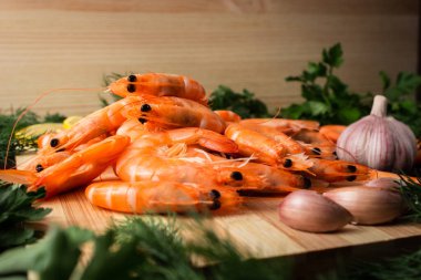 Tahta bir masada deniz ürünleri karidesi.