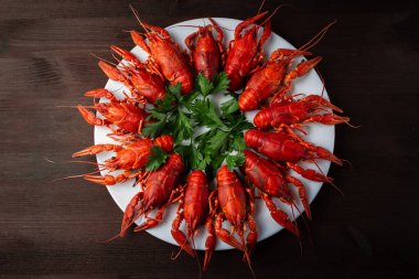 Bitkilerle dolu bir tabakta kerevit