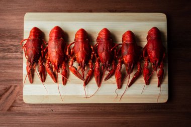 Kesme tahtasındaki kerevit