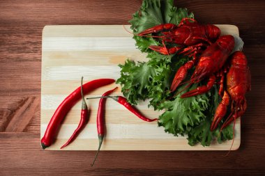 Marul, kiraz, domates, biber ve bitkilerle dolu bir tabakta kerevit.