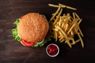 Patates kızartması ve soslu hamburger.