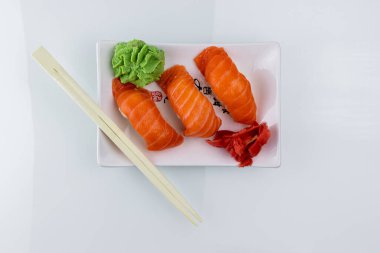 Nigiri suşisi ya da nigirzushi, küçük bir parça somon balıklı pilav.