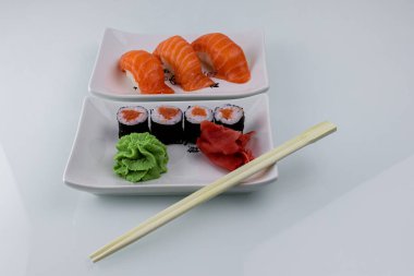 Hosomaki dürümü ve nigiri suşisi ya da somonlu nigirizushi.