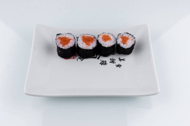 Hosomaki somon ince rulo ile rulo olabilir.