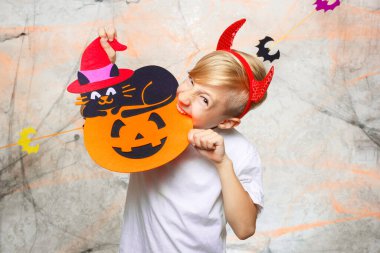 Cadılar Bayramı 'nda maskeli çocuk şaşırır.