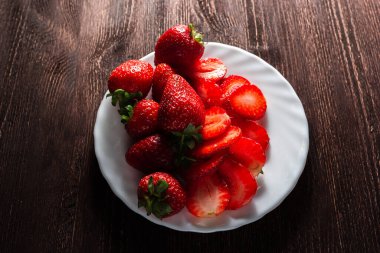 Tabakta bir demet çilek