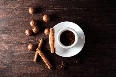 Bir fincan kahve ve tarçın çubuğu.