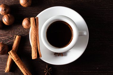 Bir fincan kahve ve tarçın çubuğu.