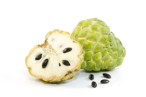 Beyaz arkaplanda krema elması