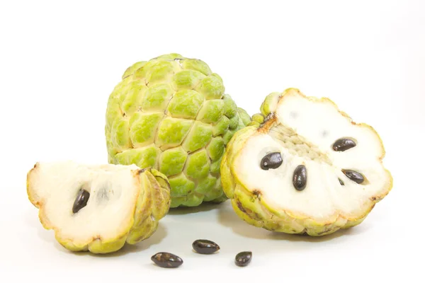 Beyaz arkaplanda krema elması