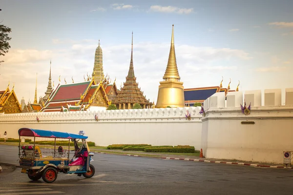 Tuk Tuk Clientes Táxi Esperando Sobre Wat Phra Kaeo Bangkok — Fotografia de Stock