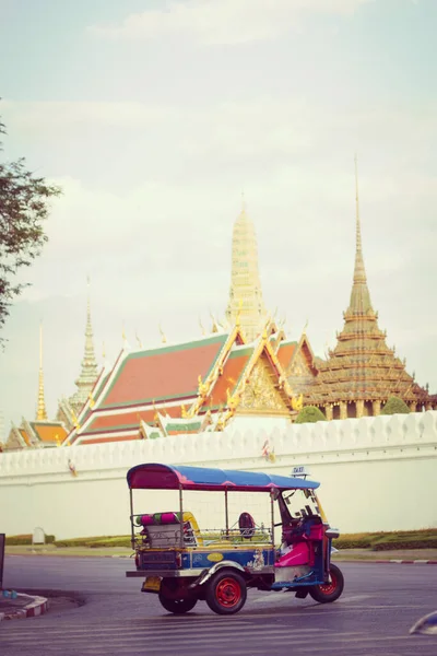 Tuk Tuk Clientes Táxi Esperando Sobre Wat Phra Kaeo Bangkok — Fotografia de Stock