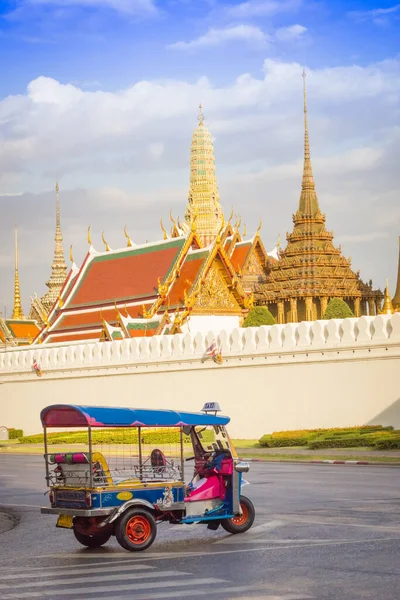 Tuk Tuk Clientes Táxi Esperando Sobre Wat Phra Kaeo Bangkok — Fotografia de Stock