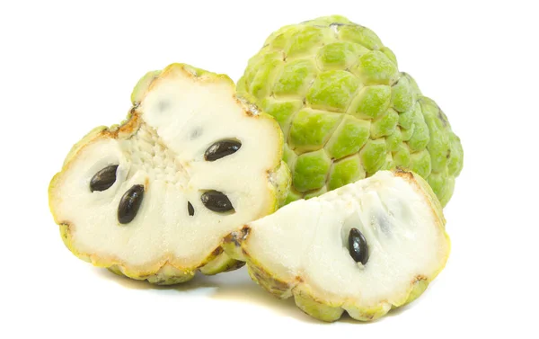 Beyaz arkaplanda krema elması