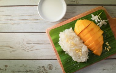 Ahşap tepside mango pilavı.