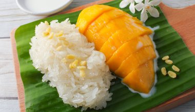 Tahta tepside mangolu pilav, Tayland tatlısı.