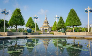 Tayland 'ın Nonthaburi ilindeki Chalerm Prakiat parkında bir gölün ortasındaki pagoda.