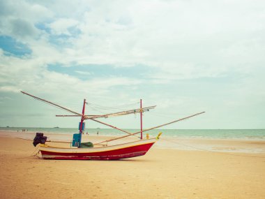 Sahilde tekne, eski tarz.