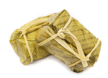 Khao Tom mat, Tayland geleneksel tatlısı yapışkan pirinç, hindistan cevizi sütü ve muzdan yapılır..