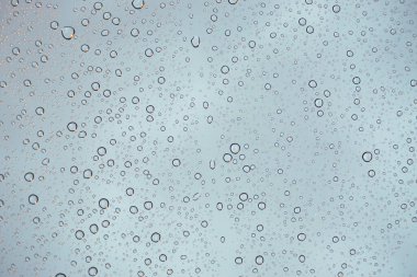 Pencere camına yağmur damlası