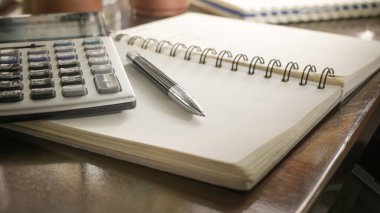 ACalculator ile bir dizüstü bilgisayar üzerinde bir kalem