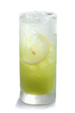Beyaz arka planda limonlu buzlu soda.