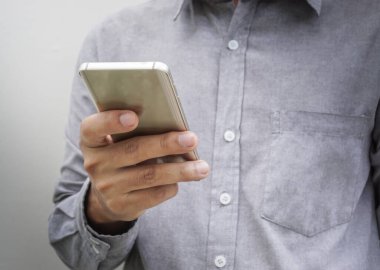 Elindeki ekrandaki akıllı telefona dokun