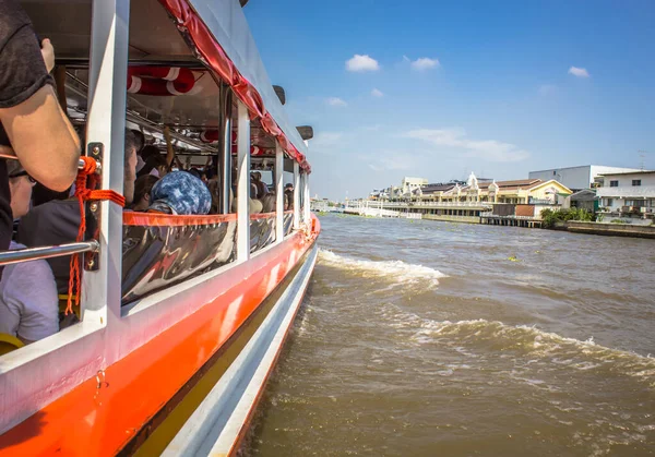 Chao Phraya Ekspres Teknesi ile Bangkok 'ta turizm ve seyahat. IG biçimi