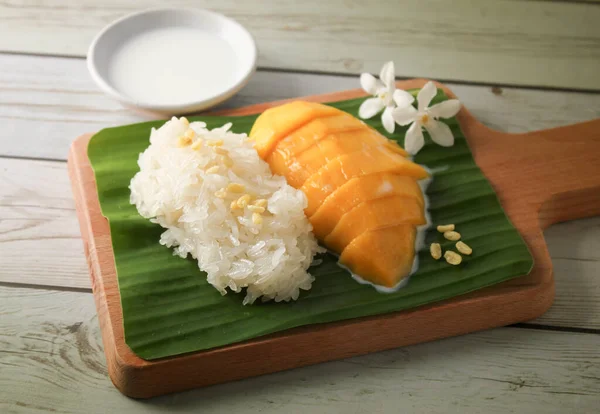 Ahşap tepside mango pilavı.