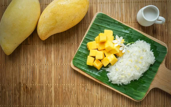 Tahta tepside mangolu pilav, Tayland tatlısı.