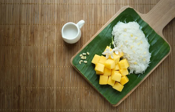 Tahta tepside mangolu pilav, Tayland tatlısı.