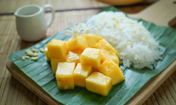 Mango Sticky Rice Wood Tray Thai Dessert — Stock Photo, Image