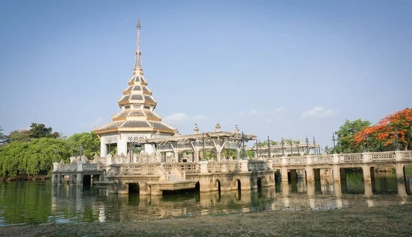 Tayland 'ın Nonthaburi ilindeki Chalerm Prakiat parkında bir gölün ortasındaki pagoda.
