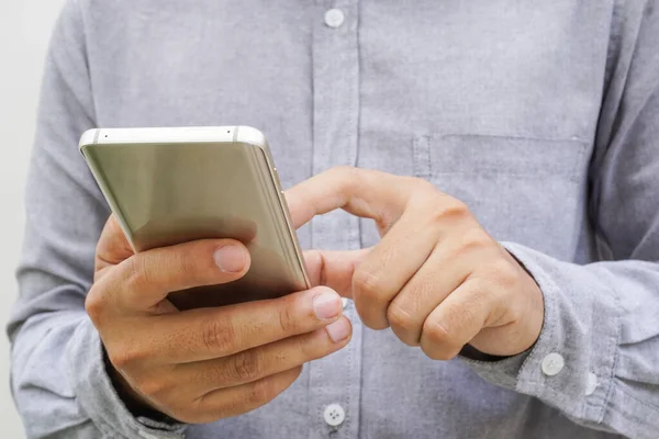 Elindeki ekrandaki akıllı telefona dokun