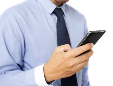 İş adamı akıllı telefon kullanıyor..